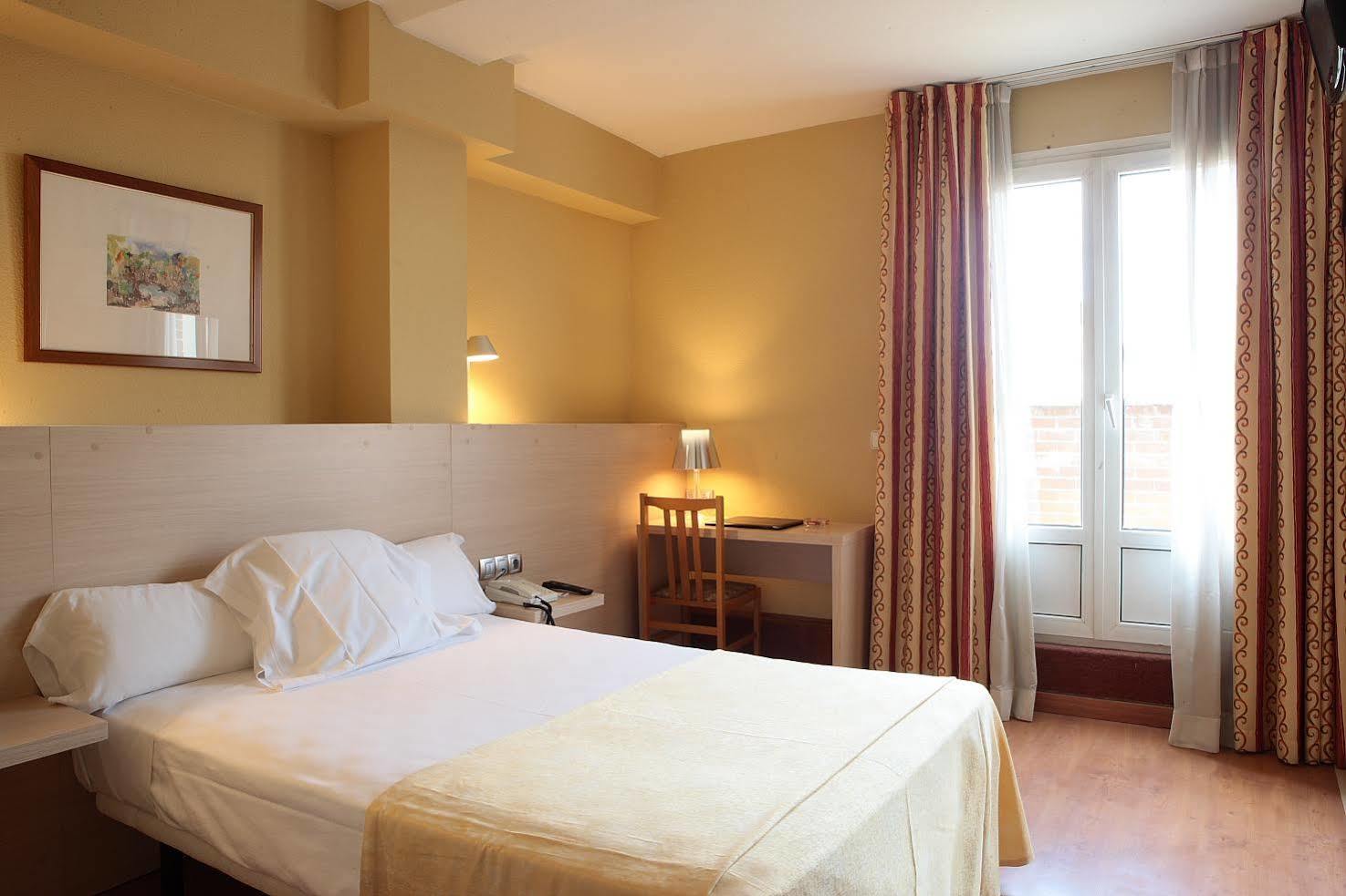 Hotel Burlada Zewnętrze zdjęcie